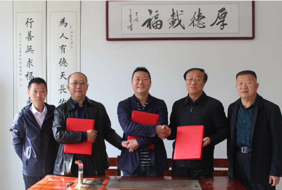 青岛亿祥机械有限公司与鄂尔多斯轻纺工业园签署全球领先的羊绒梳理装备示范工厂战略合作协议